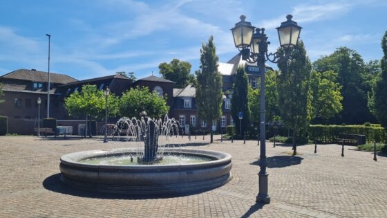 Der Marktplatz in Geilenkirchen ist das Herzstück der Stadt. Hier finden über das Jahr hinweg sowohl der Wochenmarkt als auch vielfältige Veranstaltungen statt.