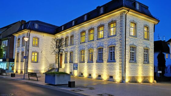 Das im 18. Jahrhundert erbaute Haus Basten liegt zentral in der Innenstadt und bietet neben dem Trauzimmer der Stadt auch Räumlichkeiten für öffentliche Veranstaltungen.